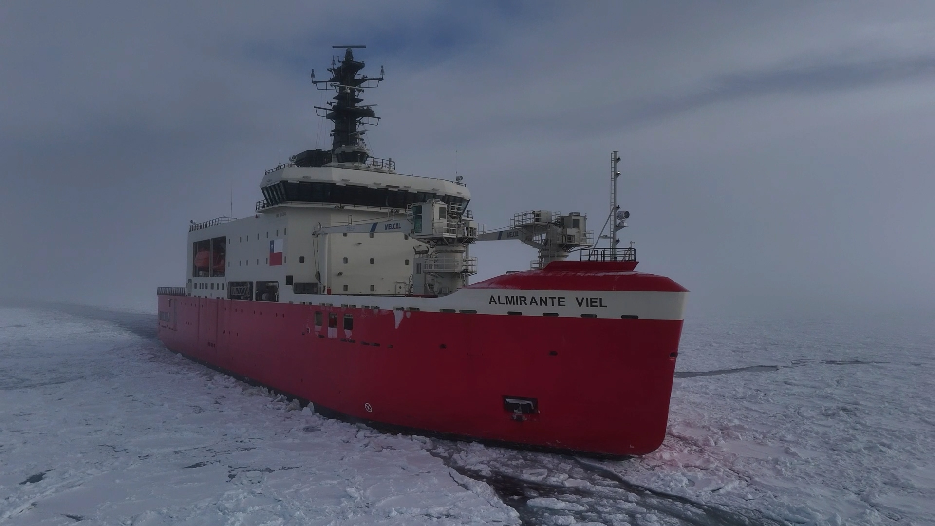 Rompehielos Almirante Viel navegando en el hielo