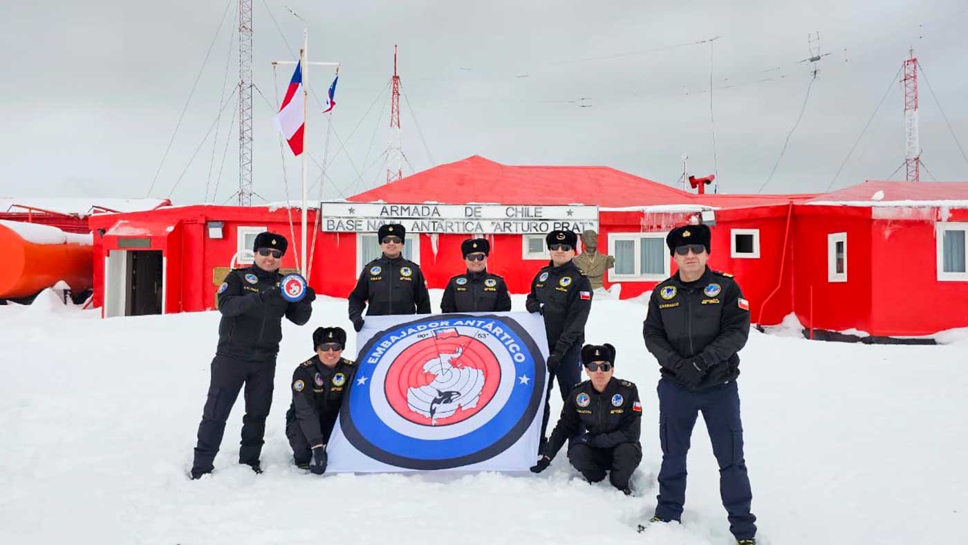 Base Naval Antártica Arturo Prat con el emblema del programa _Embajadores Antarticos_