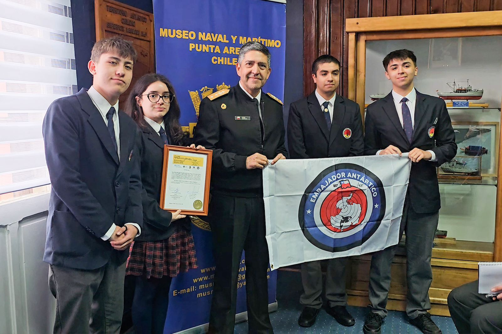 Delegación de alumnos expositores del Colegio Miguel de Cervantes