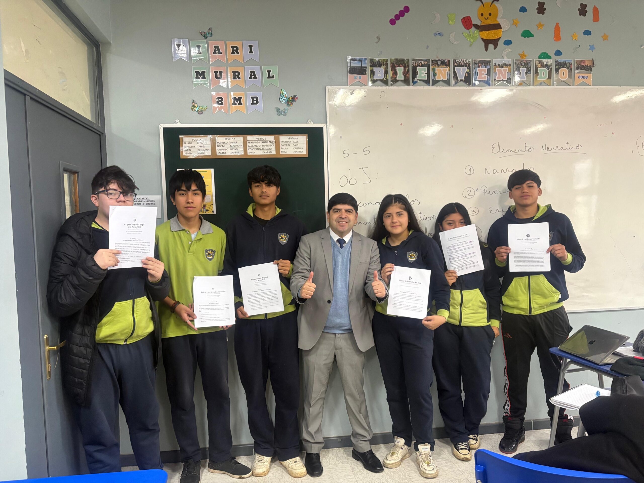 Junto a sus estudiantes analizando manuscritos de cuentos sobre la Antártica